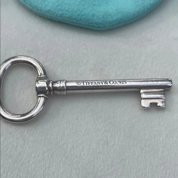 Tiffany & Co. Silver large Oval Key charm with original Turquoise Pouch - Picture 5 of 6